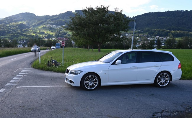 98-jähriger E-Biker von Auto angefahren und ins Spital geflogen