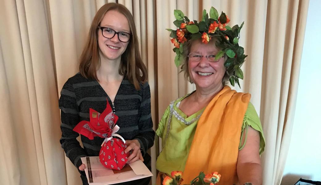 Nadine Hutter bekommt ihren Preis von der Glücksgöttin Fortuna, dargestellt von Regula Steinmann, der Präsidentin des lateinischen Kulturmonats IXber.