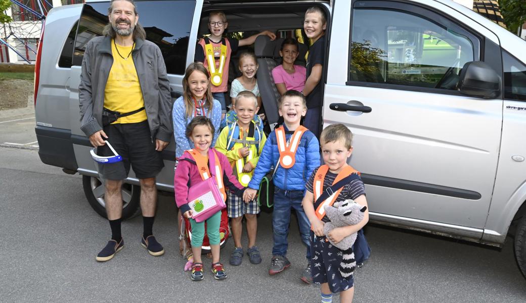 Die Kinder haben sich schon die ganze Woche auf die Fahrt mit dem Mann von der Zeitung gefreut, von links: Schulbusfahrer Roger Werlen mit Nayra Schmid (vorne), Fiona Inauen (Mitte), Luca Sonderegger (hinten), Andri Inauen (vorne), Lorena Meier (hinten), Natanael Schmid (vorne), Rahel Steiger (sitzend), Adrian Meier (hinten, stehend) und Levin Steiger (vorne rechts).