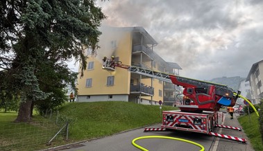 Wohnungsbrand in einem Mehrfamilienhaus: Feuerwehr kann Schlimmeres verhindern