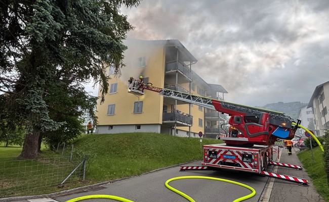 Wohnungsbrand in einem Mehrfamilienhaus: Feuerwehr kann Schlimmeres verhindern