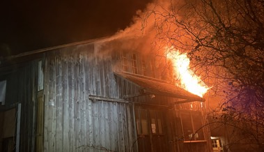 Dachgeschoss in Flammen: Feuerwehr bringt Brand unter Kontrolle