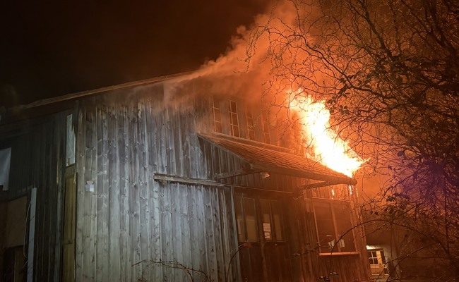 Dachgeschoss in Flammen: Feuerwehr bringt Brand unter Kontrolle