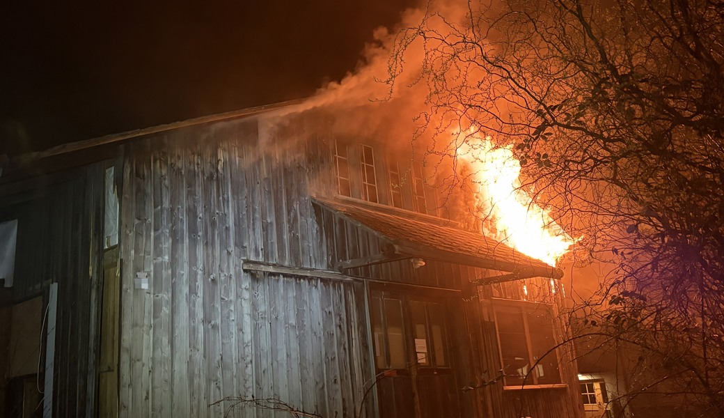 Dachgeschoss in Flammen: Feuerwehr bringt Brand unter Kontrolle