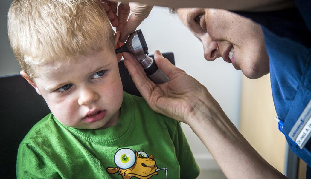 Ein kleiner Bub bei der Kinderärztin.