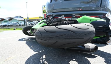 Unfall bei Aldi-Abzweigung: Motorrad kracht in Auto