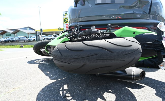 Unfall bei Aldi-Abzweigung: Motorrad kracht in Auto