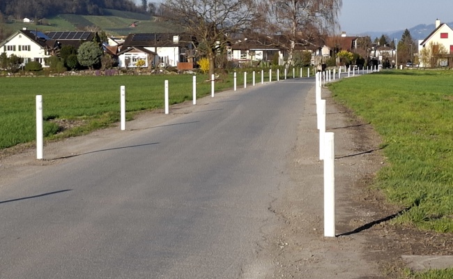 Neue Pfosten auf Mühlackerstrasse machen Fahrbahn schmaler und schützen Kulturland