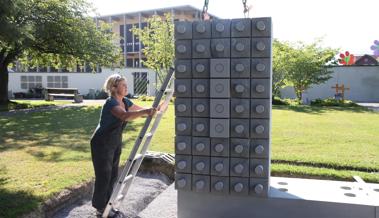Monolith und Platz für 360 Urnen