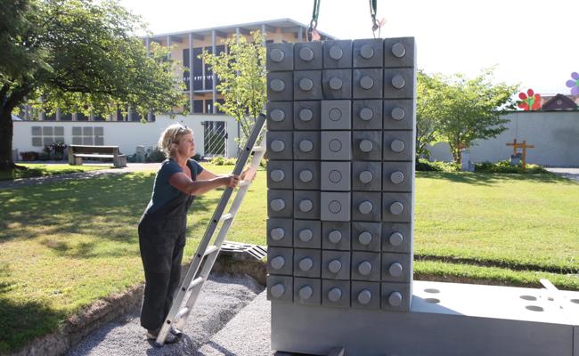 Monolith und Platz für 360 Urnen