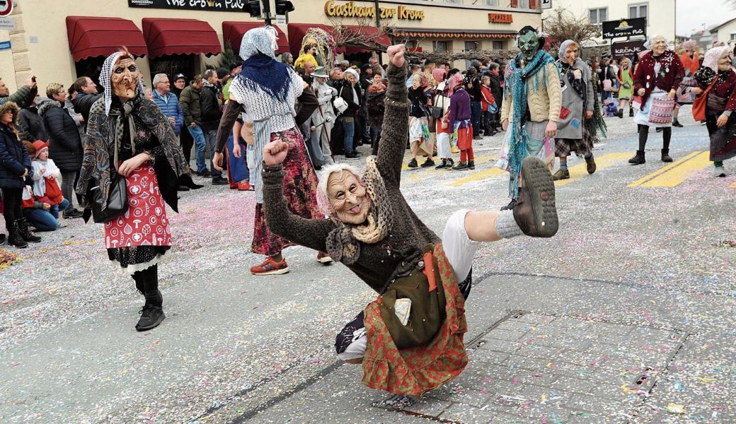 Manche reissen sich ein Bein aus für die Fasnacht: Eine Muntlagr Bärghäx, möglicherweise grad beim Stretching.
