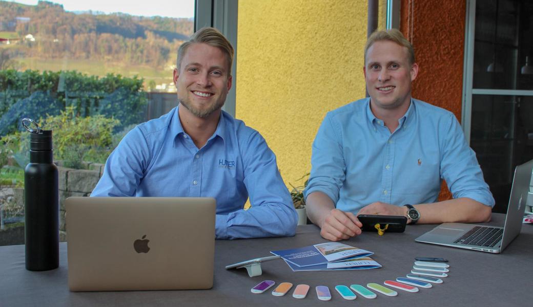 Joel (links) und Marc Hutter in ihrem Sitzungszimmer, dem  Wintergarten zuhause. 