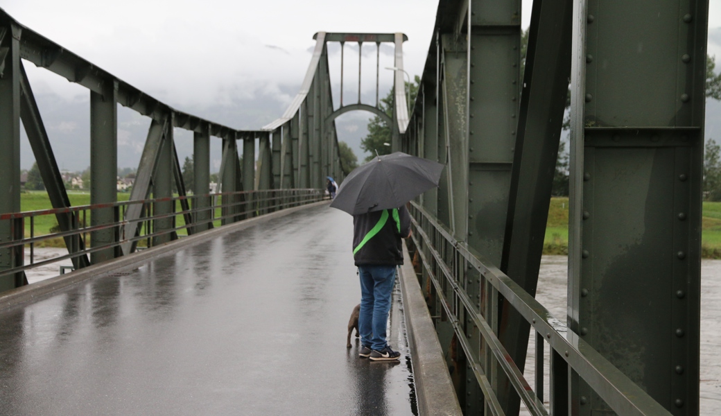 Der steigende Rheinpegel ist stets ein Naturereignis, das Interessierte anlockt.