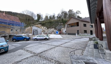 Eine neue Häuserzeile und ein neuer Platz geben dem Dorf ein neues Gesicht