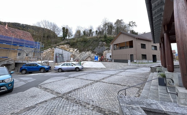 Eine neue Häuserzeile und ein neuer Platz geben dem Dorf ein neues Gesicht