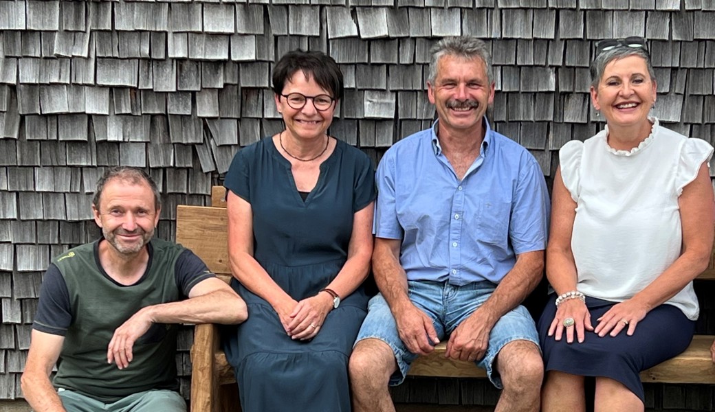 Bildhauer Markus Buschor, Vertreterinnen GFA und Vertreter Ortsgemeinde Bildhauer Markus Buschor, Vertreterinnen GFA und Vertreter Ortsgemeinde