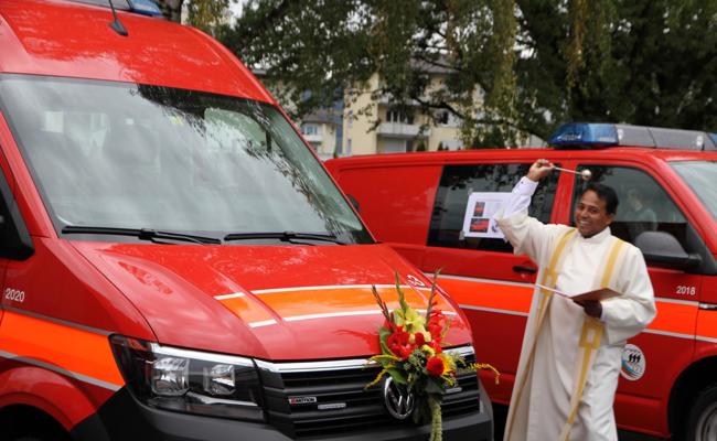 Fünf neue Feuerwehrautos bestaunt und eingesegnet