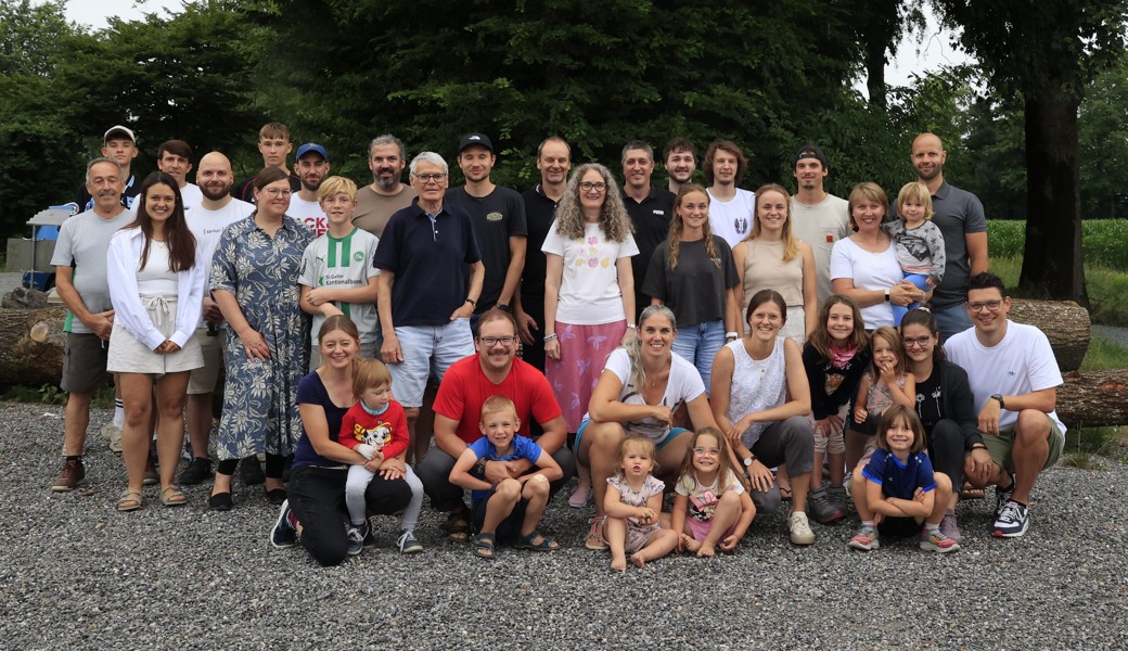 Mitglieder und ihre Familien trafen sich zum Grillfest