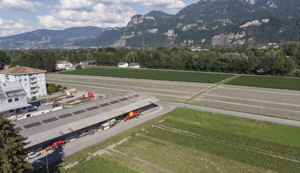 Auf diesem Drohnenbild sind rechts die ausgesteckten Visiere an der Werkstrasse zu erkennen.