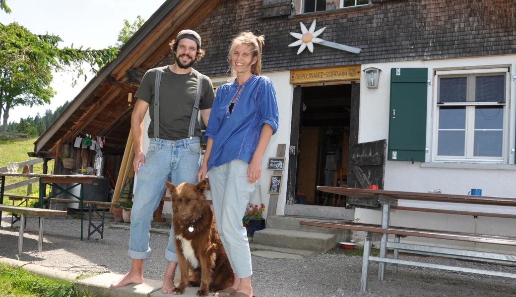 Lea Brönnimann und Erich Sonderegger mit ihrem Hund Vuk vor der Alphütte auf dem Diepoldsauer Schwamm.