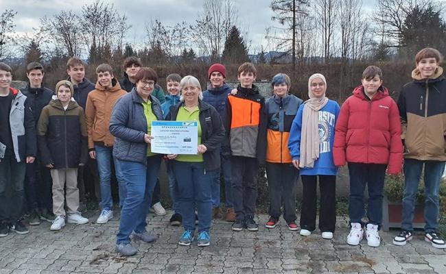 Oberstufe Diepoldsau leiste eine Spende an den Samariterverein