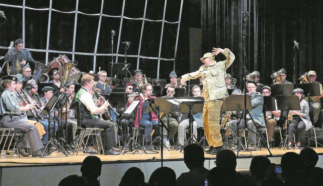 Die Bernecker Blasmusiker folgten als «Käfig voller Musikanten» ihrem Anführer und Dirigenten Bruno Ritter.
