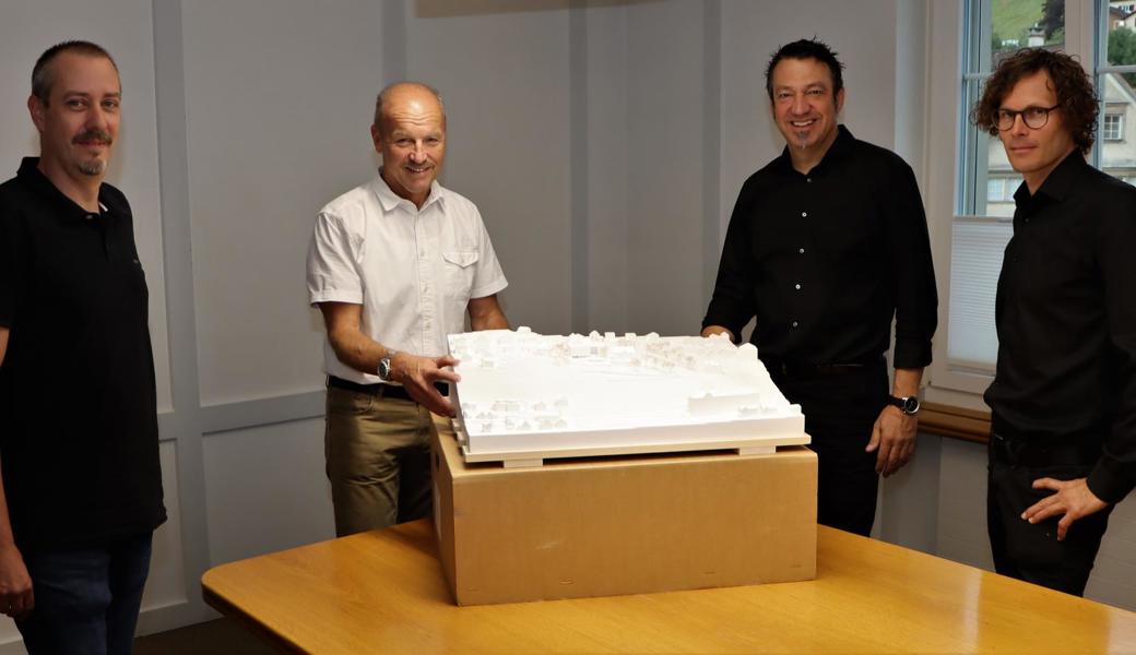 Geserhus-Heimleiter Laurent Déverin, Andreas Eggenberger, Präsident des Geserhus-Zweckverbands sowie Carlos Martinez und Matthias Waibel von der Carlos Martinez Architekten AG (von links) begutachten das Modell des Altersheimneubaus.