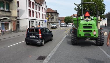 Dem Dumper stand ein Auto im Weg
