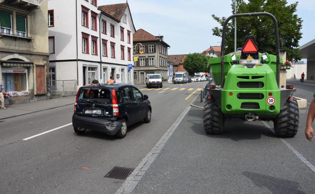 Dem Dumper stand ein Auto im Weg