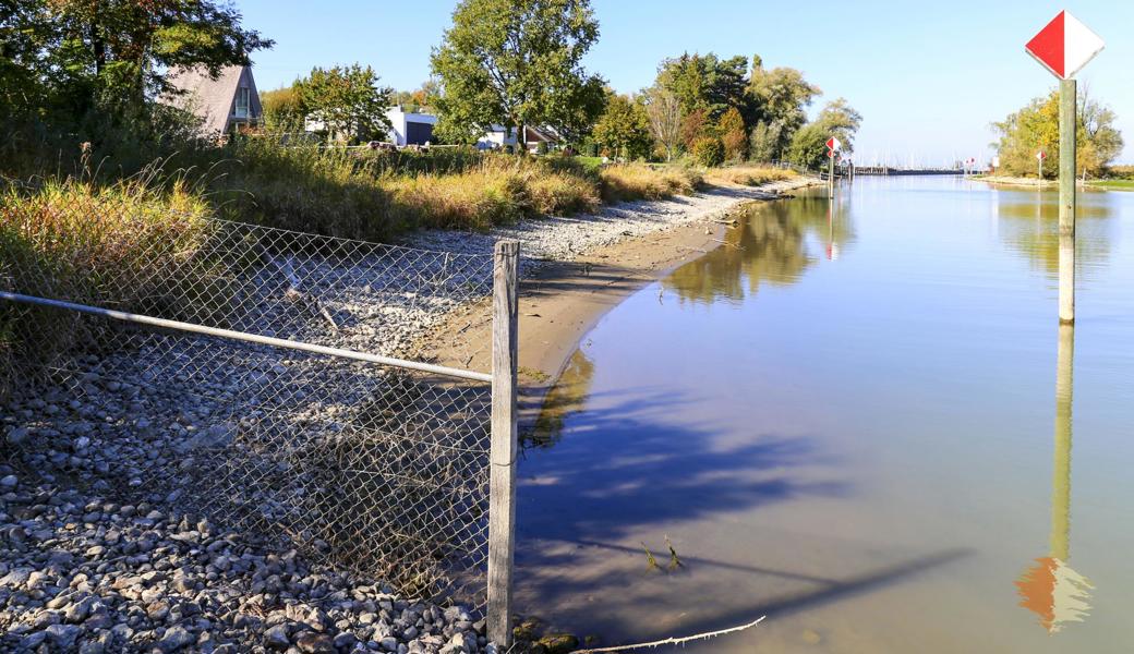 Wo früher Boote angebunden waren und ein Weg am Ufer entlang führte, ist seit Jahren kein Durchkommen mehr. Ein Zaun verwehrt den direkten Spaziergang zur Flussmündung am Alten Rhein. 