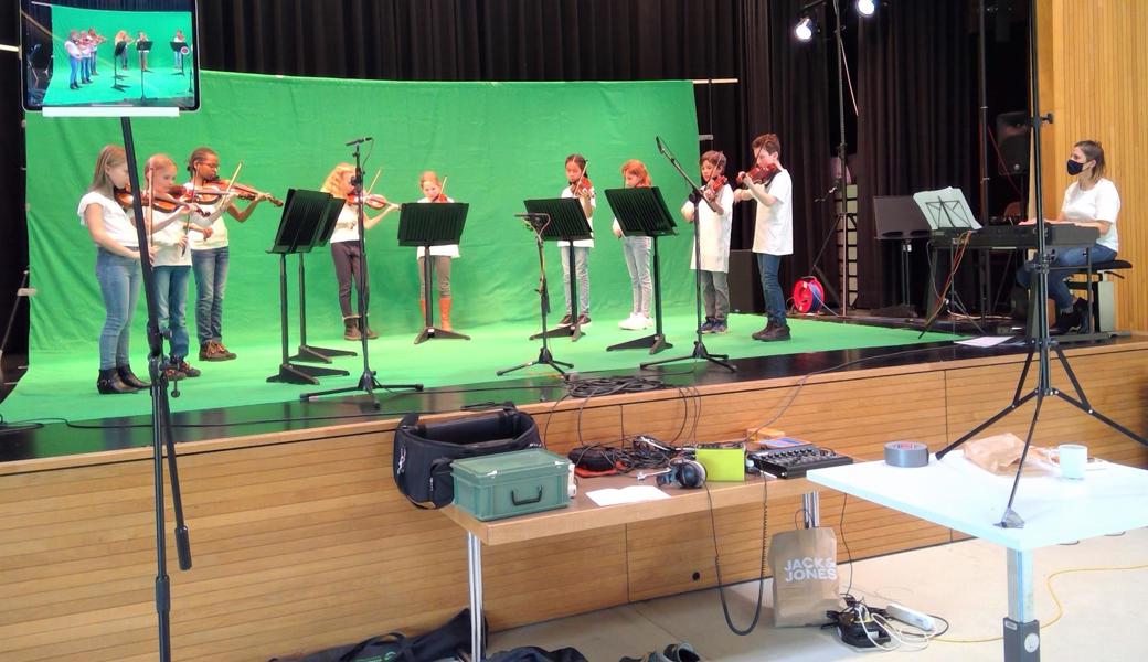 Die Musikaufnahmen wurden vor einem Greenscreen erstellt. Die grüne Leinwand wurde nach der Aufnahme jeweils durch Aufnahmen aus den Dörfern ersetzt. 