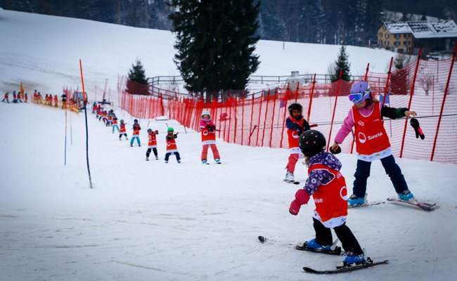 Mit günstigen Snow Days macht der Bischofsberg Kinder neugierig auf die Piste