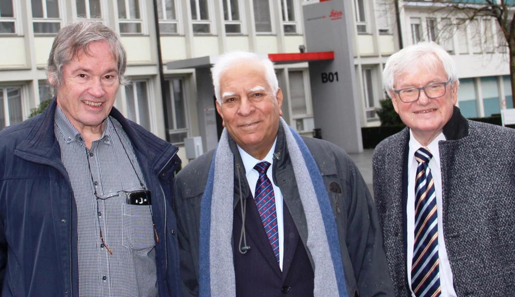 Andreas Lachenmeier (Übersetzer), TuAma Al-Saadi und der frühere Wild-Mediensprecher Fritz Staudacher vor dem Gebäude der Nachfolgefirma Leica, der sich Al-Saadi und Staudacher verbunden fühlen.