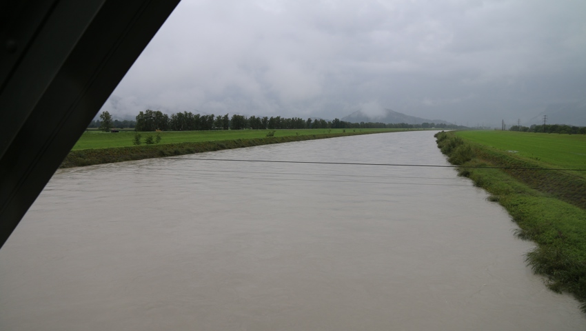 Der starke Regen setzt Felder unter Wasser und lässt Flüsse anschwellen Der starke Regen setzt Felder unter Wasser und lässt Flüsse anschwellen