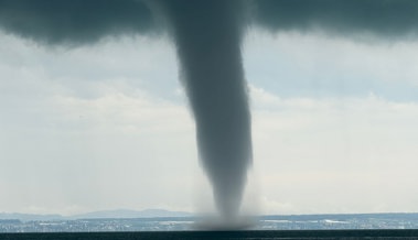 Seltene Wasserhose zieht über den Bodensee und ist kilometerweit zu sehen