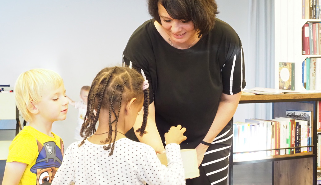 Ein Glücksprinz und eine Glücksfee ermitteln mit Maria Garcia drei Losgewinne für ein Gratisexemplar von "Der Bibelraucher". Bild: wi Ein Glücksprinz und eine Glücksfee ermitteln mit Maria Garcia drei Losgewinne für ein Gratisexemplar von "Der Bibelraucher". Bild: wi