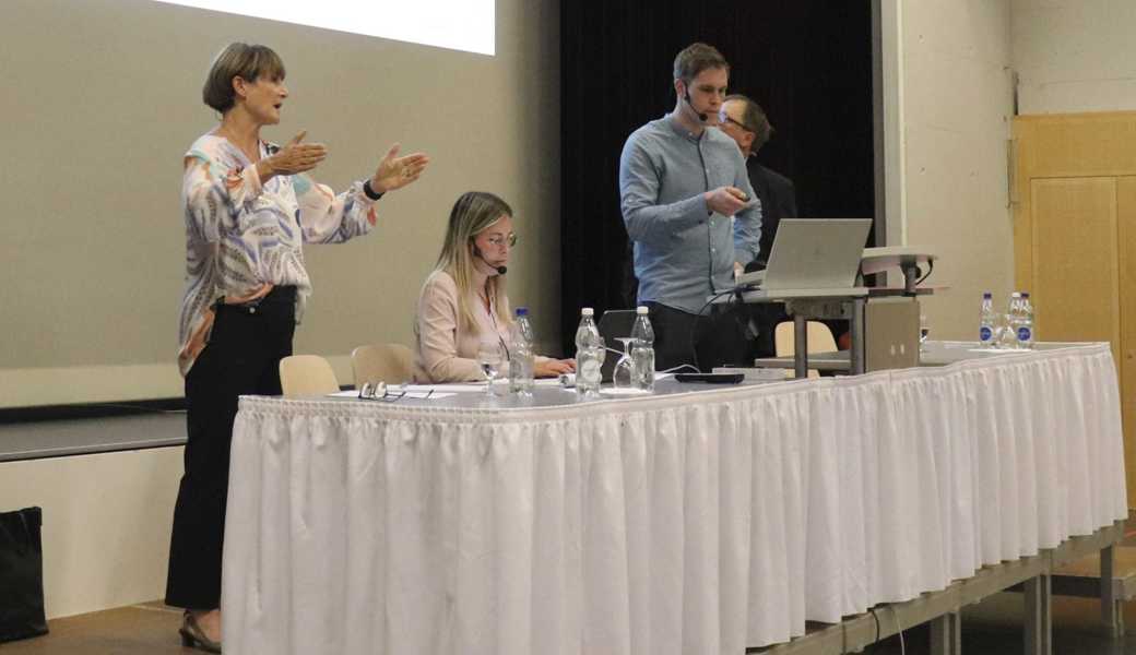 Gemeindepräsidentin Silvia Troxler (l.) informierte über nötige Hochwasserschutzprojekte.