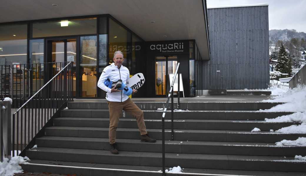 Michel Kandel mit seinem Physio-Material vor dem aquaRii in Altstätten. 