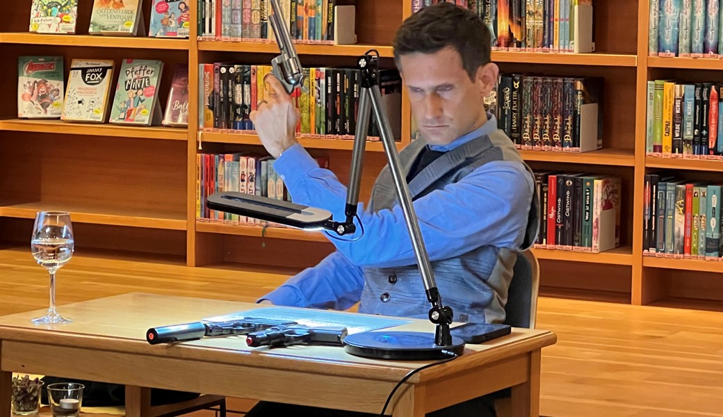 Literatur mit Waffe... (Foto: B. Bartl)