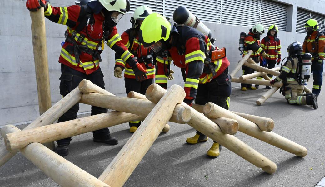 Junge «Firefighter» in Atemschutzmontur. Ab 13 Jahren können Buben und Mädchen der Jugendfeuerwehr beitreten. Mit 18 Jahren treten sie in die Feuerwehr ihrer Wohngemeinde über.
