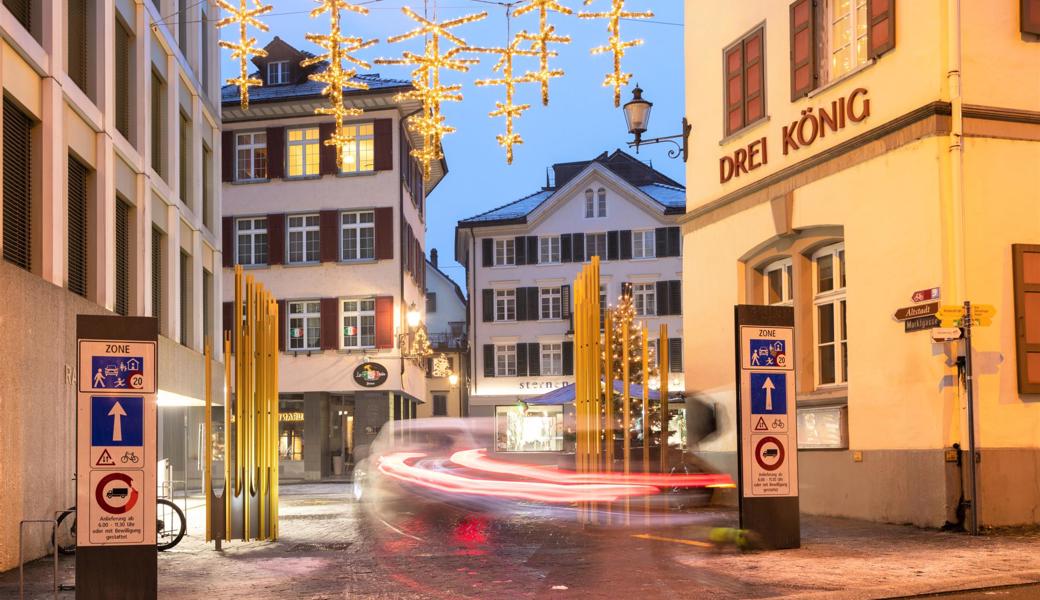 Der neue weihnachtliche Akzent zwischen Rathaus und Restaurant Drei König. Der neue weihnachtliche Akzent zwischen Rathaus und Restaurant Drei König.