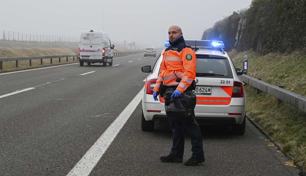 «Jeden beeindruckt die Geschwindigkeit der Autos»: Milo Frey benötigt für seine Arbeit auf der Autobahn auch Abfallsäcke.