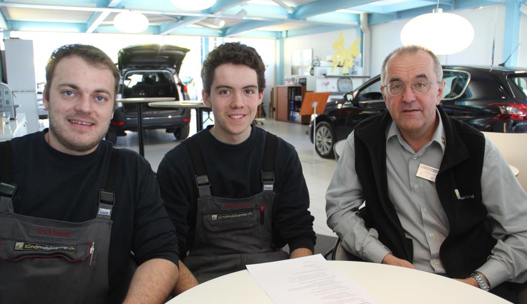 Lehrlingsausbildner Erich Inauen, Drittjahrstift Gabriel Kuster und Geschäftsleitungsmitglied Stefan Zünd vom Zünd MobilCenter (von links)  freuen sich auf die Filmpremiere. 