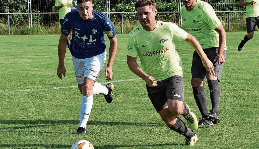 Rüthi, in Gelb Pascal Zäch, hinkt in dieser Saison ebenso den eigenen Erwartungen hinterher wie Widnau II (im Bild in Blau Captain Aleksandar Radisic).
