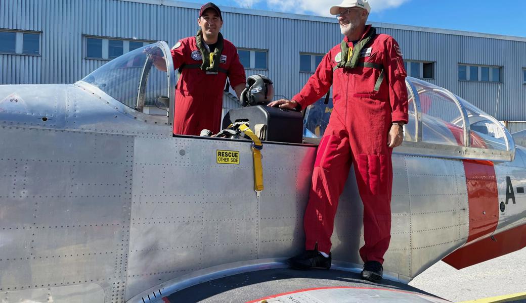 Die Patrouille Papillon ist startklar: Teamleader Daniel Loher aus Rüthi (l.) und Konrad Bolleter vor ihrer Maschine, einer Pilatus P3.