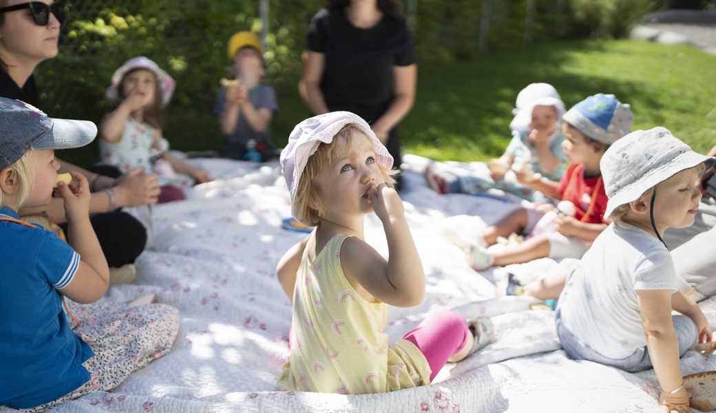 Für Kinder bis vier Jahre eine Betreuungseinrichtung zu finden, stellt Eltern vor Herausforderungen. Vor allem Frauen, die weiterhin in Vollzeit arbeiten wollen, sind davon betroffen. 