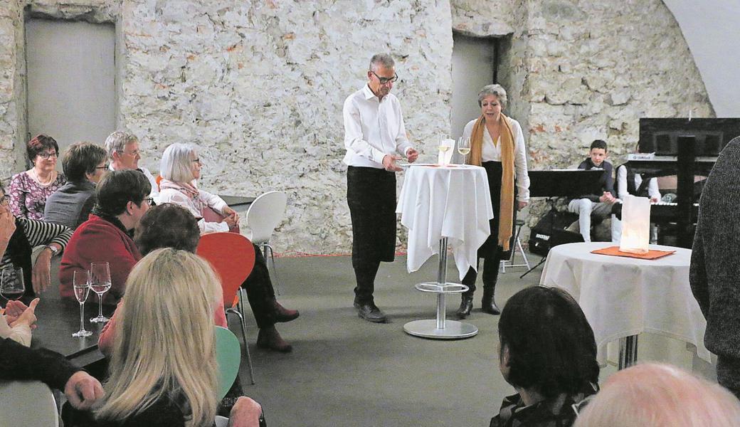 Katharina Linsi (rechts) und Bernhard Lapp (links) gestalteten miteinander die Rheinecker Neujahrsbegrüssung, die im Waisenhauskeller stattfand.  