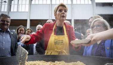 Bundespräsidentin Keller-Sutter schöpft Ribel an der Olma-Eröffnung
