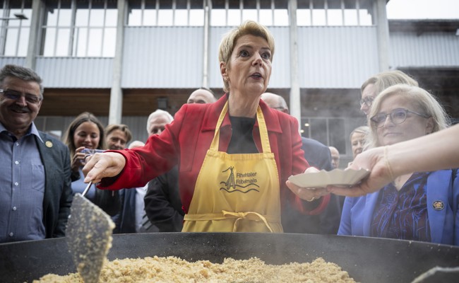 Bundespräsidentin Keller-Sutter schöpft Ribel an der Olma-Eröffnung