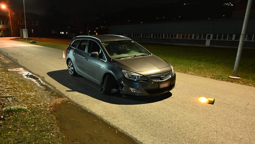 Nicht nur der Hydrant, auch das Auto des Unfallfahrers wurde arg in Mitleidenschaft gezogen.